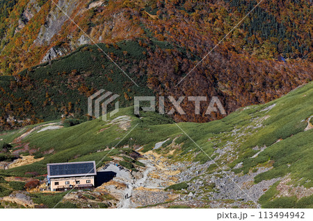 南アルプス・仙丈ヶ岳から見る仙丈小屋と馬ノ背 南アルプス・仙丈ヶ岳から見る仙丈小屋と馬ノ背 113494942