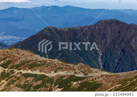南アルプス・仙丈ヶ岳から見る早川尾根と奥秩父の山並み 113494945