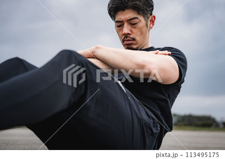 屋外で筋トレをする40代男性 屋外で筋トレをする40代男性 113495175