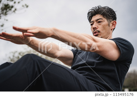 屋外で筋トレをする40代男性 113495176