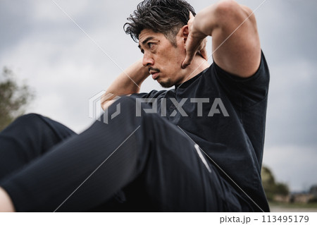 屋外で筋トレをする40代男性 113495179