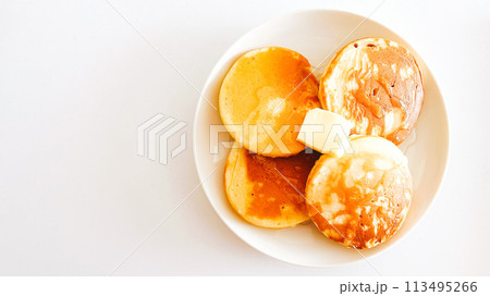 白い皿の上に乗ったパンケーキ 白い皿の上に乗ったパンケーキ 113495266