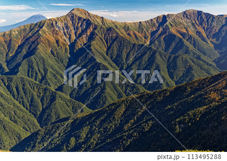 南アルプス・仙丈ヶ岳から見る富士山と北岳・間ノ岳 113495288