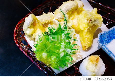きのこの天ぷらと新鮮な大葉の和食盛り合わせ 113495593