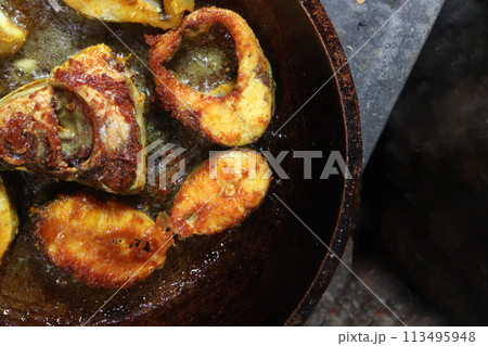 fried fish pieces on iron pan 113495948