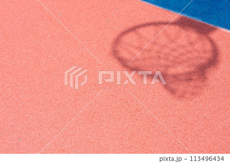 屋外にあるバスケットリングの影と、バスケットコート 113496434
