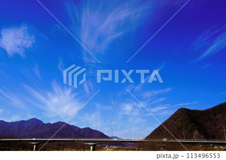 能登半島地震の1日前に放射状形地震雲が長野県坂城町の千曲川河川敷から能登半島を望んだ風景です。 113496553