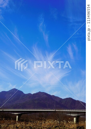 能登半島地震の1日前に放射状形地震雲が長野県坂城町の千曲川河川敷から能登半島を望んだ風景です。 113496554