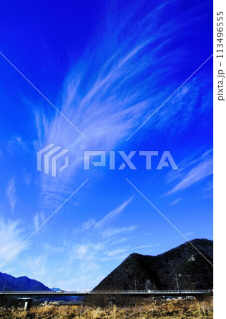 能登半島地震の1日前に放射状形地震雲が長野県坂城町の千曲川河川敷から能登半島を望んだ風景です。 113496555