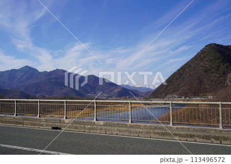能登半島地震の1日前に放射状形地震雲が長野県坂城町の千曲川河川敷から能登半島を望んだ風景です。 113496572