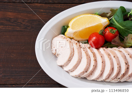 お皿に盛りつけた鶏ハム お皿に盛りつけた鶏ハム 113496850