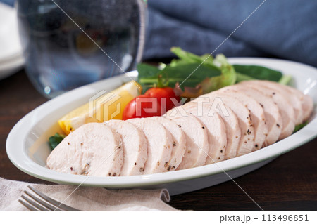 お皿に盛りつけた鶏ハム 113496851