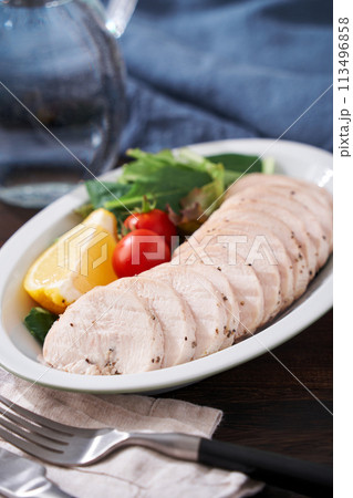 お皿に盛りつけた鶏ハム 113496858