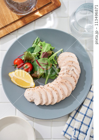 お皿に盛りつけた鶏ハム お皿に盛りつけた鶏ハム 113496871