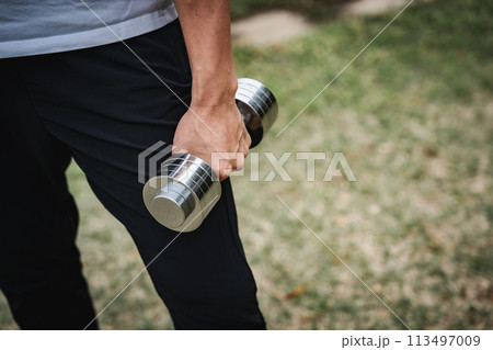 公園でダンベルで筋力トレーニングをする40代男性 公園でダンベルで筋力トレーニングをする40代男性 113497009