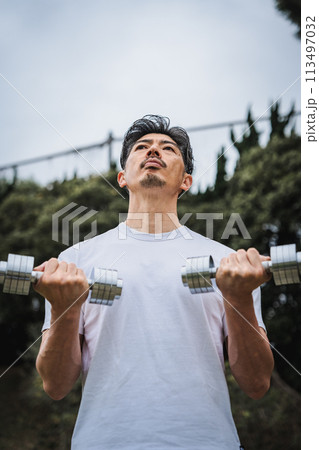 公園でダンベルで筋力トレーニングをする40代男性 公園でダンベルで筋力トレーニングをする40代男性 113497032