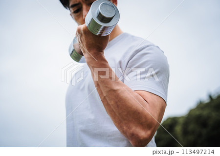 屋外でダンベルで筋トレをする男性 屋外でダンベルで筋トレをする男性 113497214