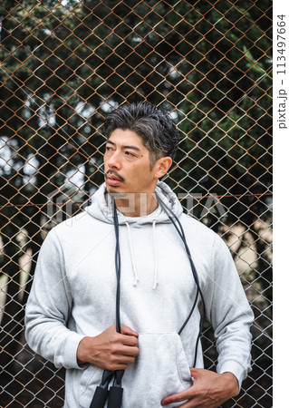 トレーニングウェアを着る40代男性のポートレート 113497664