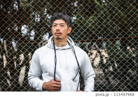 トレーニングウェアを着る40代男性のポートレート トレーニングウェアを着る40代男性のポートレート 113497666