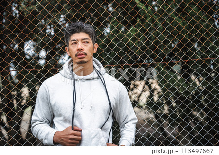 トレーニングウェアを着る40代男性のポートレート 113497667