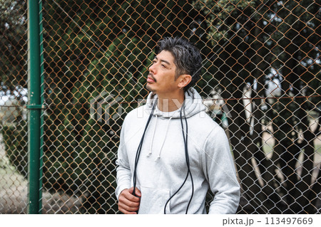 トレーニングウェアを着る40代男性のポートレート トレーニングウェアを着る40代男性のポートレート 113497669