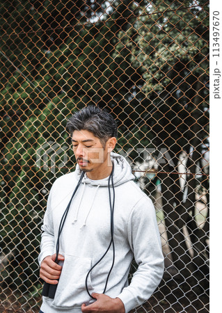 トレーニングウェアを着る40代男性のポートレート 113497670