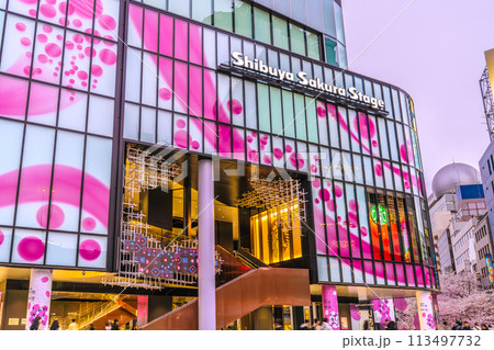日本の東京都市景観 渋谷サクラステージSHIBUYAタワーやさくら坂の満開になった桜などを望む＝5日 113497732