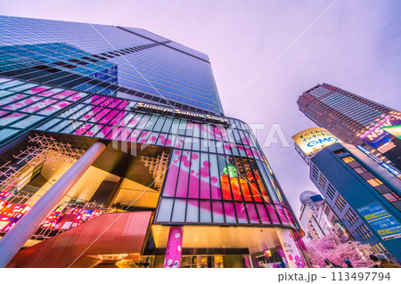 日本の東京都市景観 渋谷サクラステージSHIBUYAタワーやさくら坂の満開になった桜などを望む＝5日 113497794