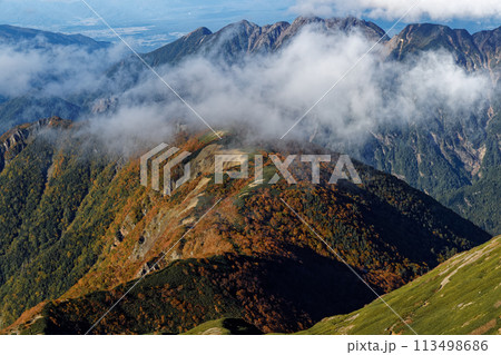 仙丈ヶ岳から見る夕暮れの雲流れる馬ノ背 113498686