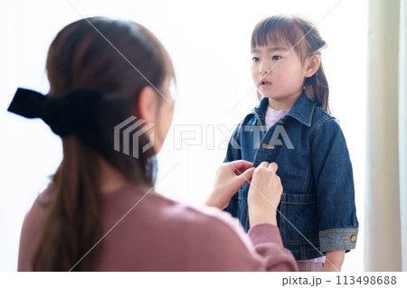 女の子の着替えを手伝うお母さん 女の子の着替えを手伝うお母さん 113498688