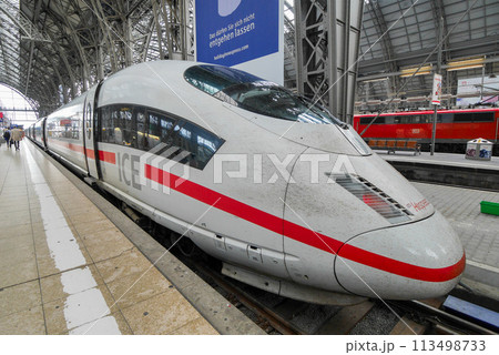 フランクフルト中央駅に停車中のドイツ高速列車ICE 113498733