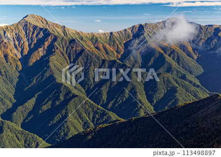 南アルプス・仙丈ヶ岳から見る富士山と北岳・間ノ岳 113498897