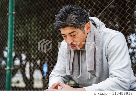 公園で休憩をする男性 公園で休憩をする男性 113498918