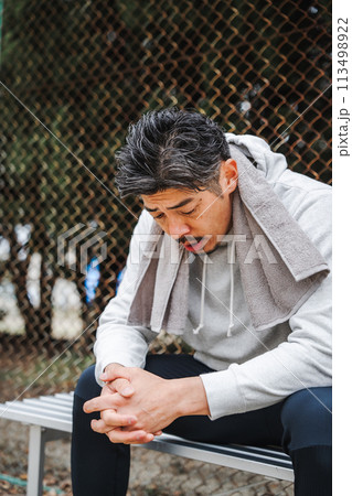 公園で休憩をする男性 公園で休憩をする男性 113498922