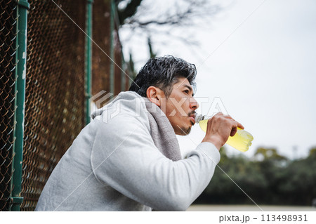 公園で休憩をする男性 公園で休憩をする男性 113498931