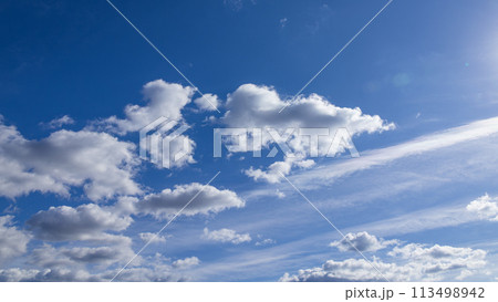 青空に流れるたくさんの白い雲 113498942