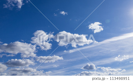 青空に流れるたくさんの白い雲 青空に流れるたくさんの白い雲 113498951