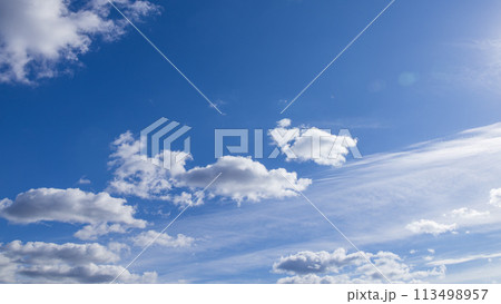 青空に流れるたくさんの白い雲 113498957
