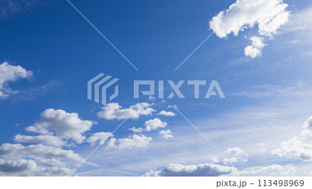 青空に流れるたくさんの白い雲 113498969