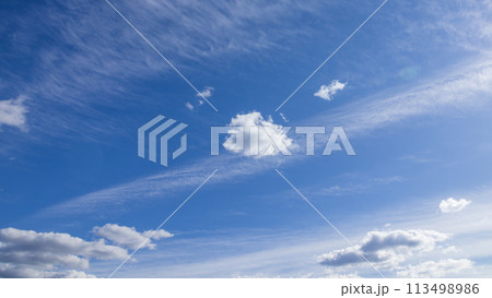 青空に流れるたくさんの白い雲 青空に流れるたくさんの白い雲 113498986