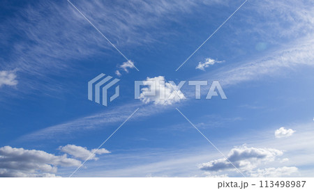 青空に流れるたくさんの白い雲 青空に流れるたくさんの白い雲 113498987