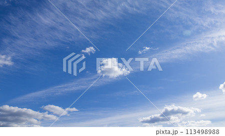 青空に流れるたくさんの白い雲 青空に流れるたくさんの白い雲 113498988