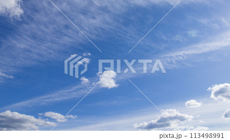 青空に流れるたくさんの白い雲 113498991