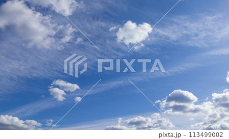 青空に流れるたくさんの白い雲 113499002