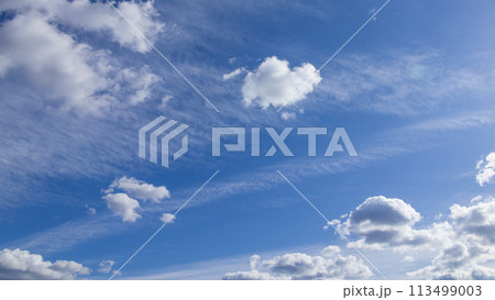 青空に流れるたくさんの白い雲 青空に流れるたくさんの白い雲 113499003