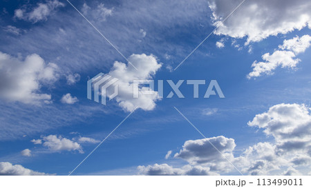 青空に流れるたくさんの白い雲 青空に流れるたくさんの白い雲 113499011