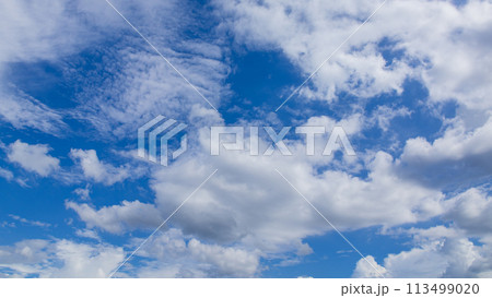青空に流れるたくさんの白い雲 113499020
