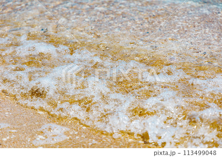 砂浜に打ち寄せる穏やかな波 113499048