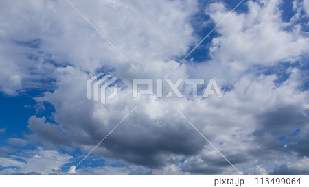青空に流れるたくさんの白い雲 青空に流れるたくさんの白い雲 113499064