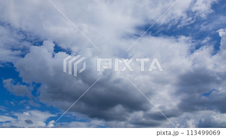 青空に流れるたくさんの白い雲 青空に流れるたくさんの白い雲 113499069